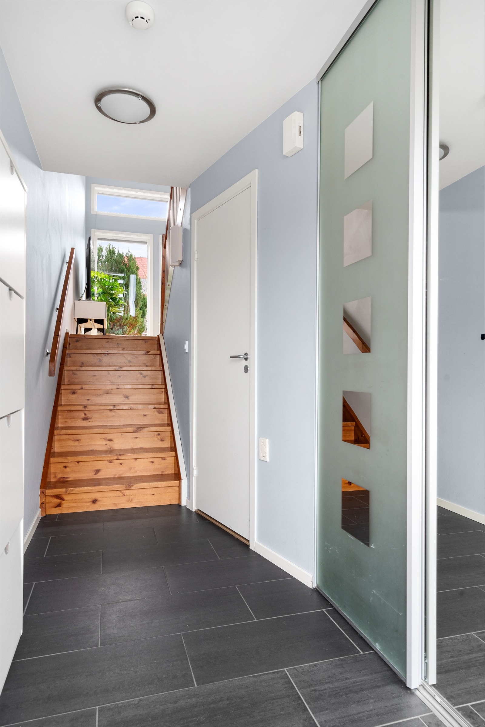 Romslig inngangsparti med gode lagringsmuligheter i garderobe og gjestetoalett. Galleribilde