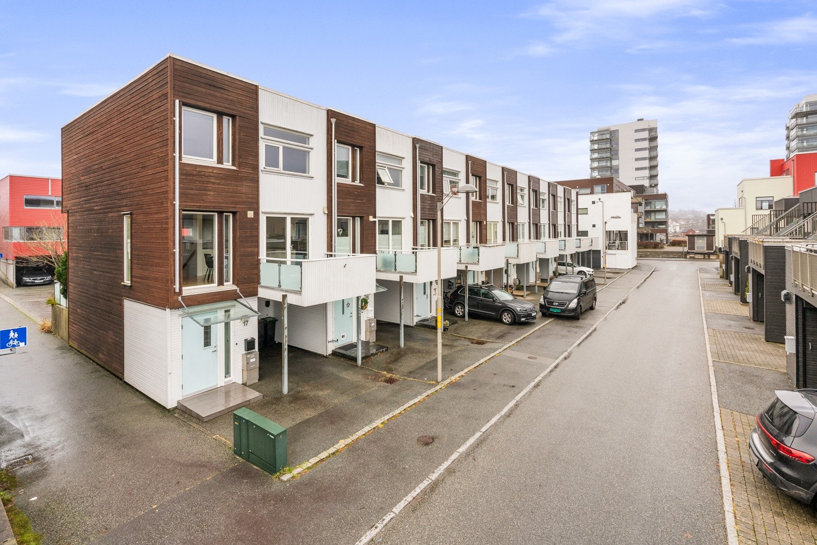 Boligen befinner seg i rolige og barnevennlige omgivelser med kort vei til skole, barnehage, butikker, kollektiv mm. Galleribilde