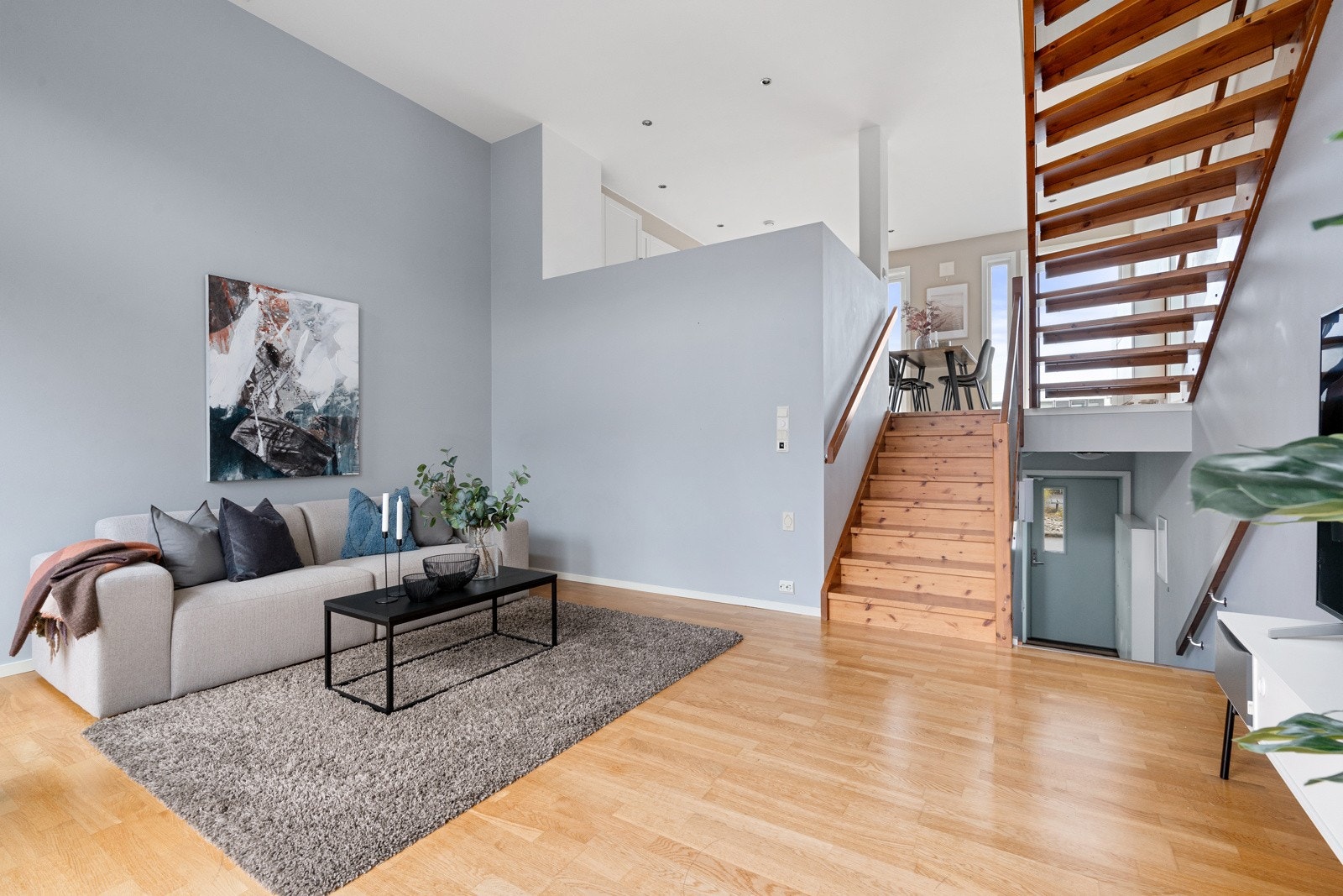 Boligen går over 3 plan, det er åpent mellom stue og kjøkken. Galleribilde