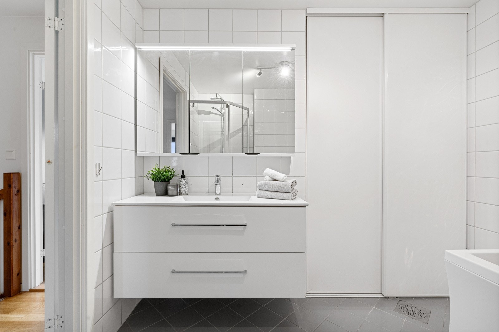 Pent baderom som holder en god standard. Galleribilde