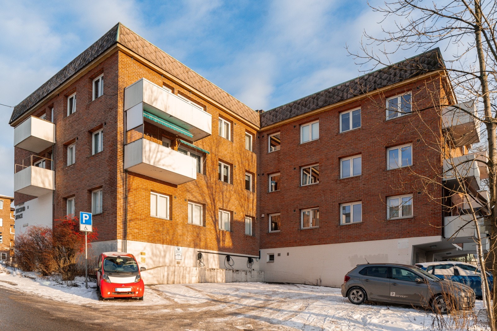 Sameiet disponerer 10 parkeringsplasser til fri disp for de 15 seksjonene. (Ikke alle har bil, god tilgjengelighet) Galleribilde