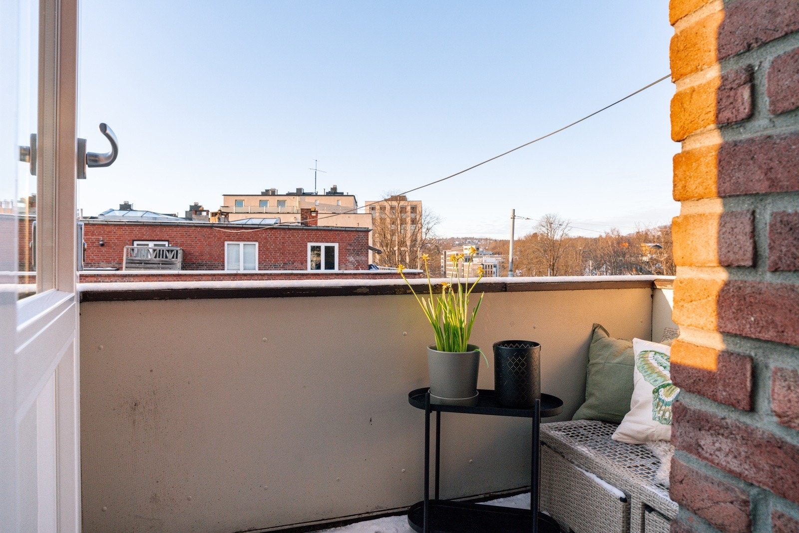 Fra stuen er det utgang til vestvendt balkong på 3 kvm. Galleribilde