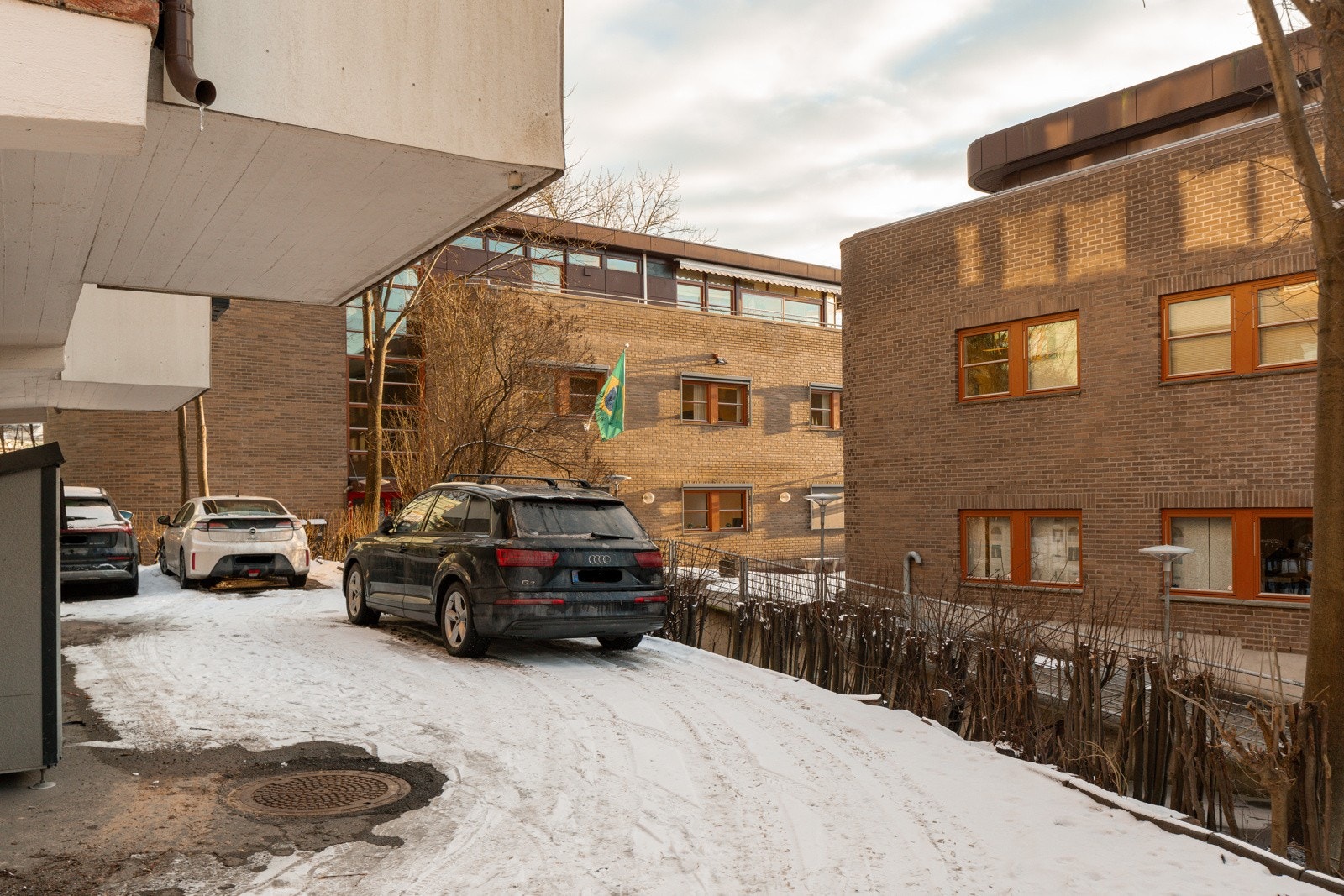 Sameiet består av 14 seksjonsleiligheter og 1 næringslokale. Galleribilde