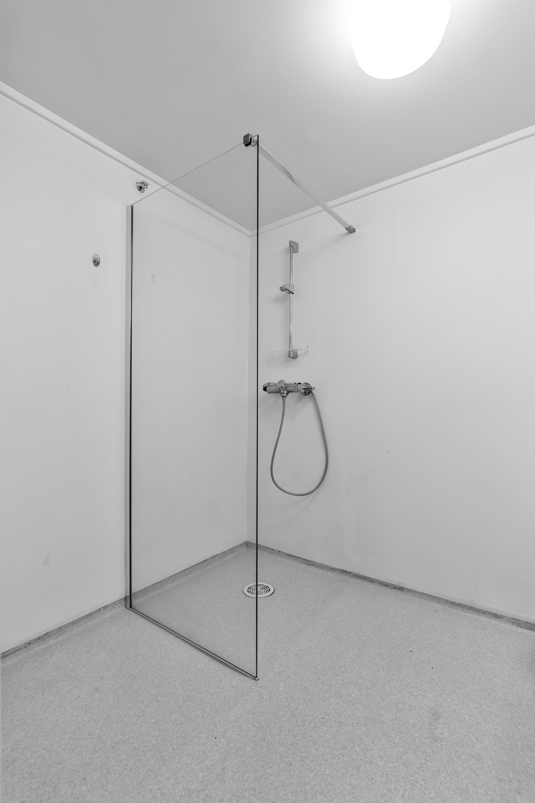 Nyere dusjnisje med glassvegg Galleribilde