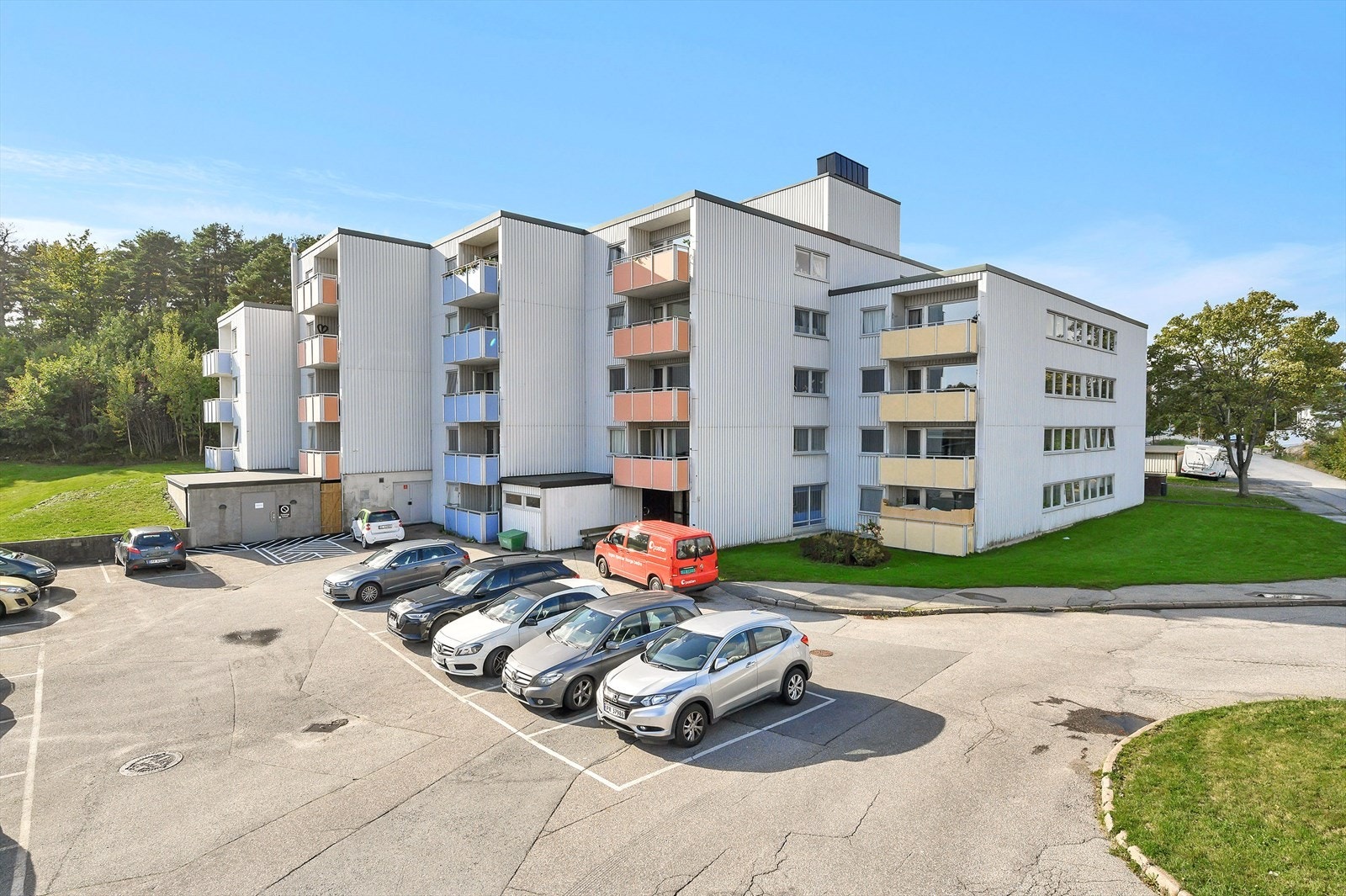 Parkering ved inngangsparti Galleribilde