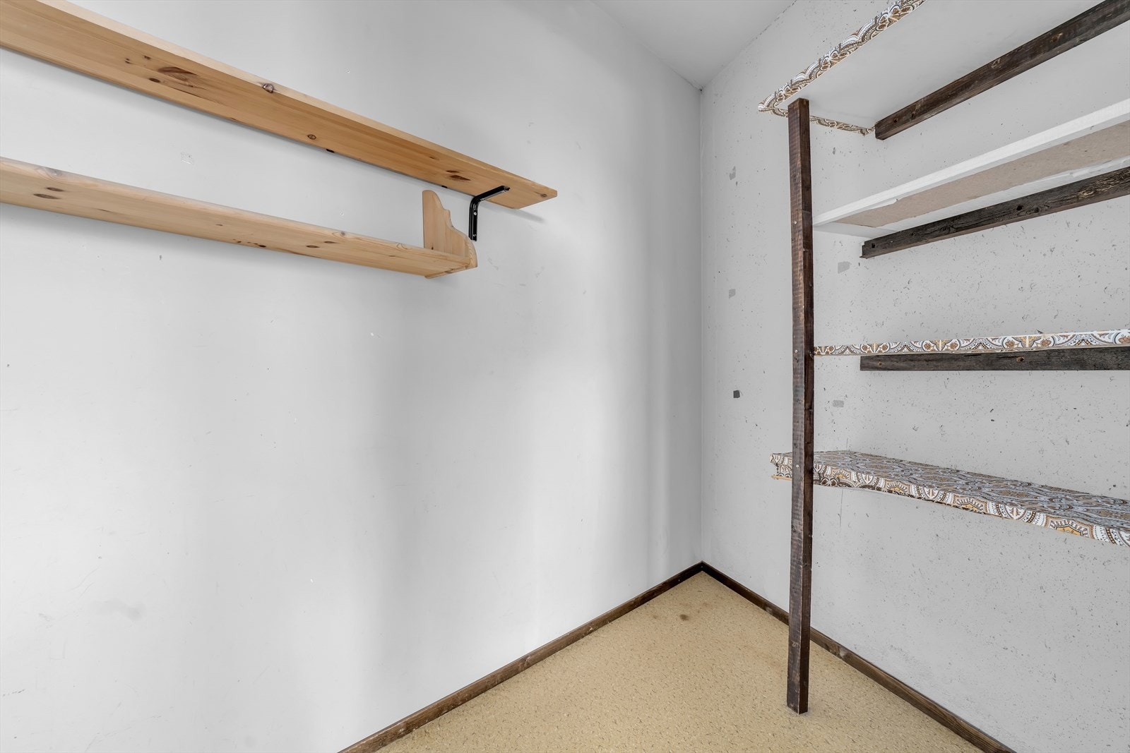 Innvendig bod ved kjøkken Galleribilde