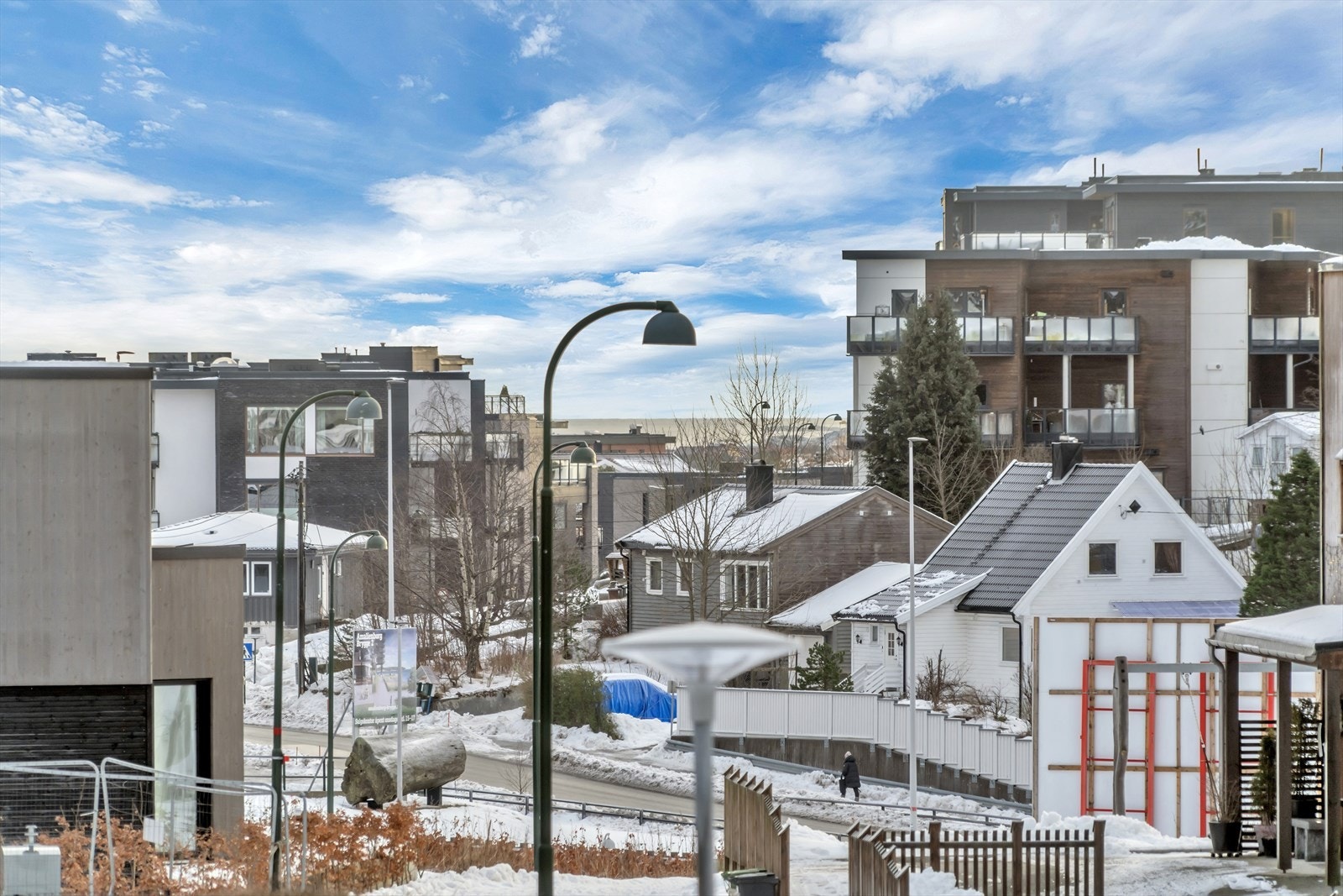 Sjøgløtt mot byfjorden Galleribilde