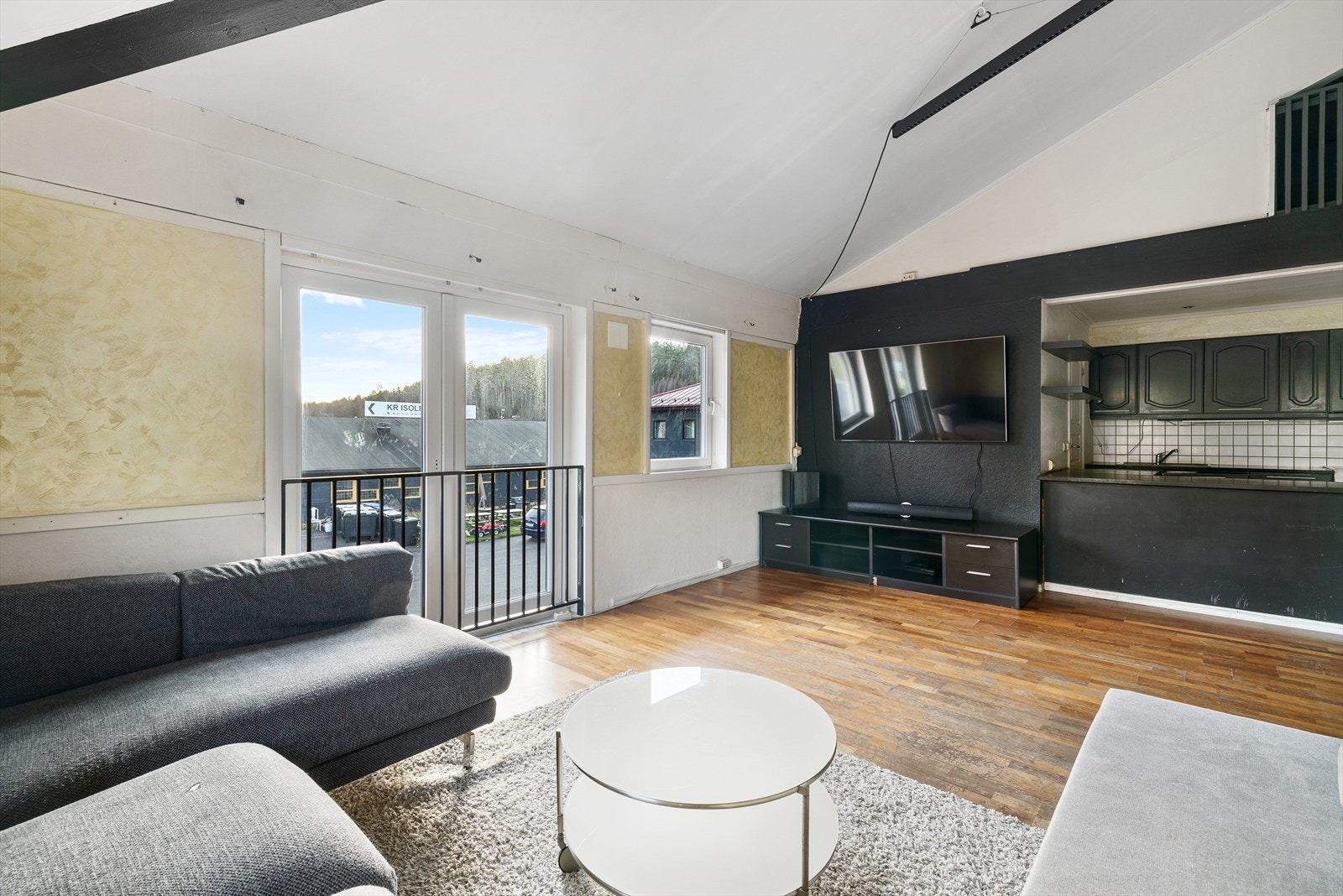 En lys og praktisk 2- roms beliggende i et idyllisk og ettertraktet område på Kambo. Leiligheten har hems og fransk balkong Galleribilde