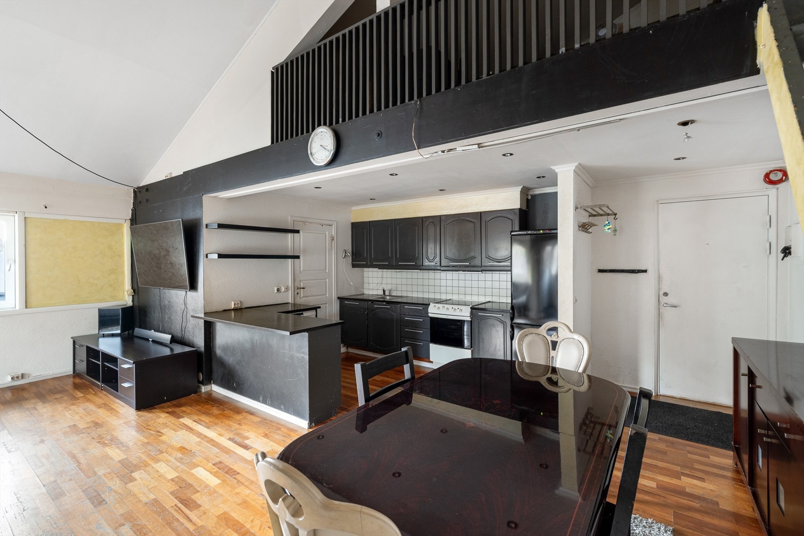 Åpen stue- og kjøkkenløsning med sosial kjøkkenøy. Det er plass til å innrede med spisegruppe som en naturlig del av stue- og kjøkkenområdet Galleribilde