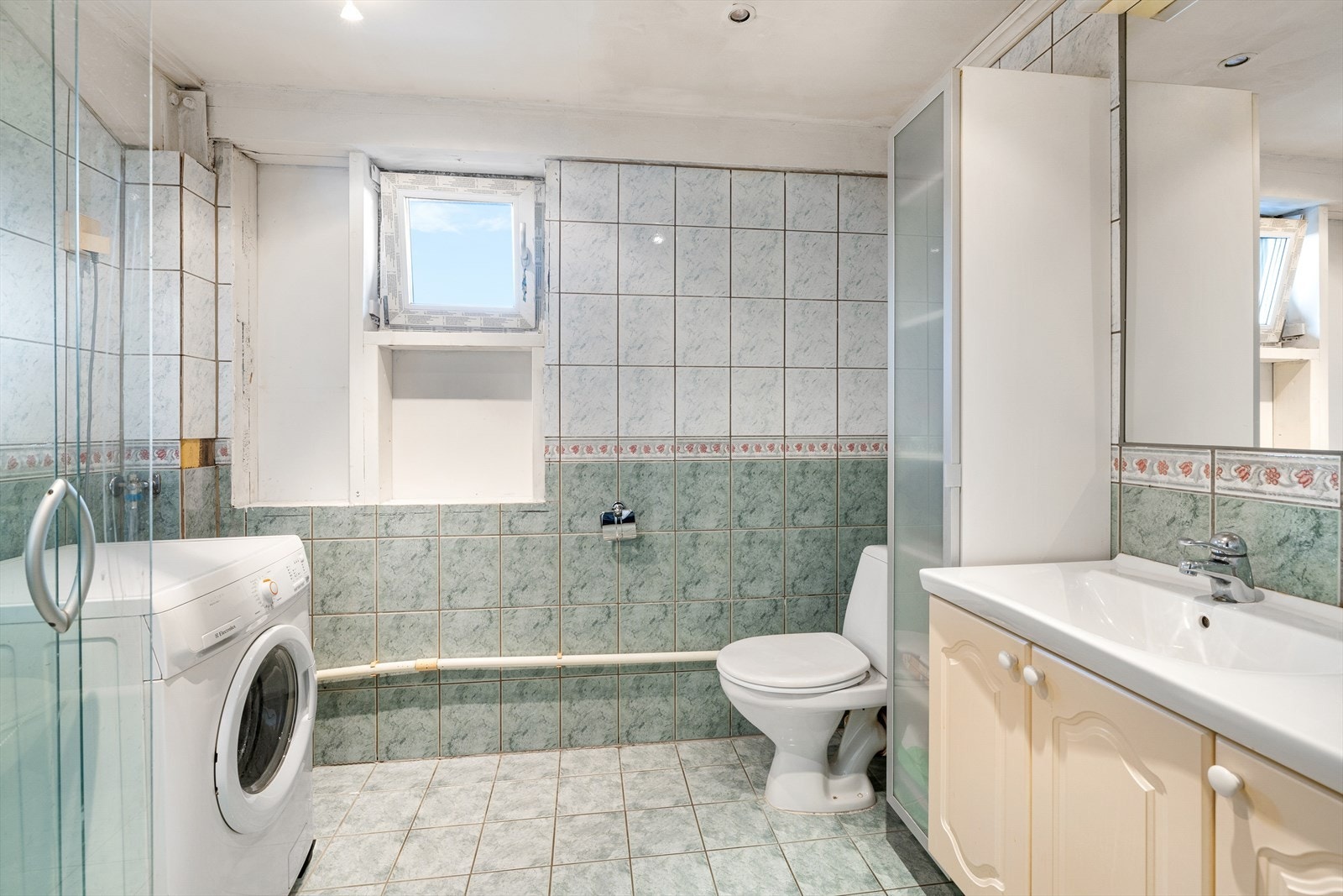 Romslig bad med flislagt gulv og vegger. Det er montert varmekabler i gulv Galleribilde