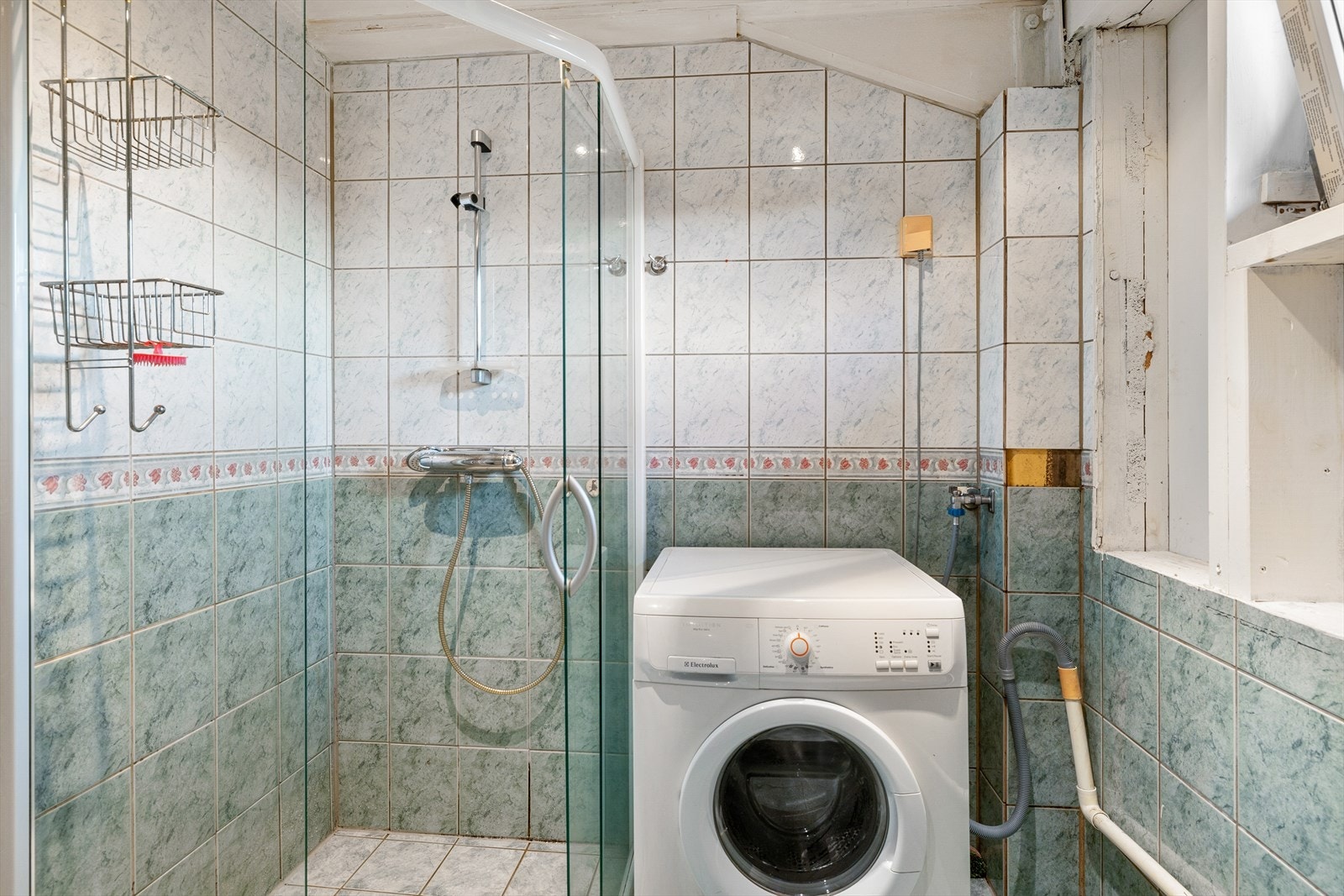 Innredning bestående av profilerte fronter, servant, speil med integrert belysning, dusjhjørne med glassdører, gulvstående toalett og opplegg/ plass for vaskemaskin Galleribilde