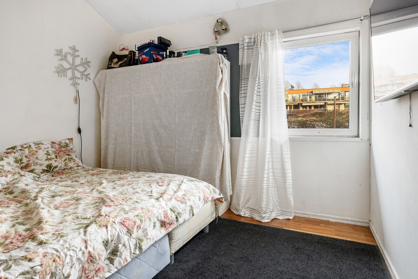 Romslig soverom med god plass til dobbeltseng, nattbord og ulike oppbevaringsløsninger. Soverommets vindusflater sørger for godt med lysinnslipp Galleribilde