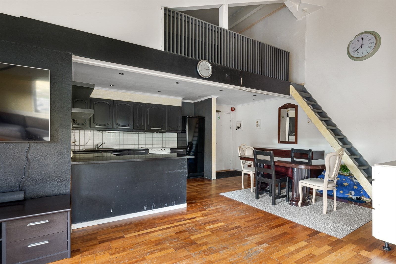 Fra stuen/ kjøkkenet har du adgang til boligens praktiske hems. Dagens løsning har vært benyttet som gjesterom/ barnerom ( OBS: ikke godkjent til varig opphold) Galleribilde