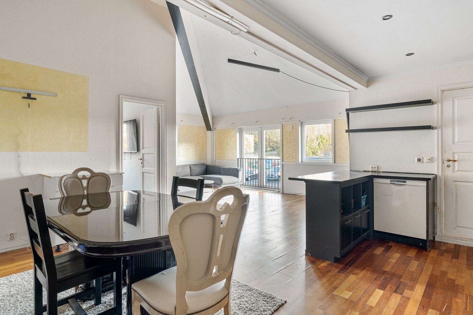 Leiligheten har behov for modernisering, og gir deg en unik mulighet til å sette ditt personlige preg, og skape ditt drømmehjem! Galleribilde