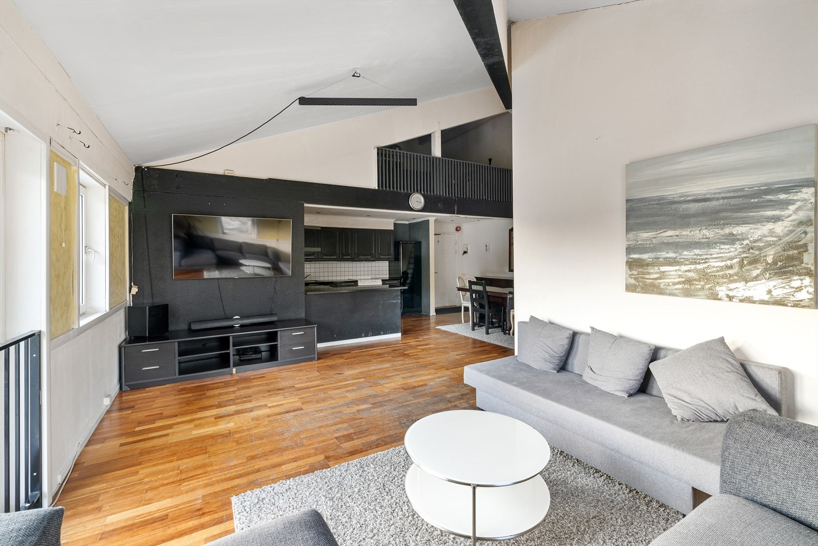 Romslig og praktisk stue med store vindusflater som gir rikelig med naturlig lys. Det er god plass til å innrede med sofagruppe, TV med tilhørende møblement og annet ønsket interiør Galleribilde