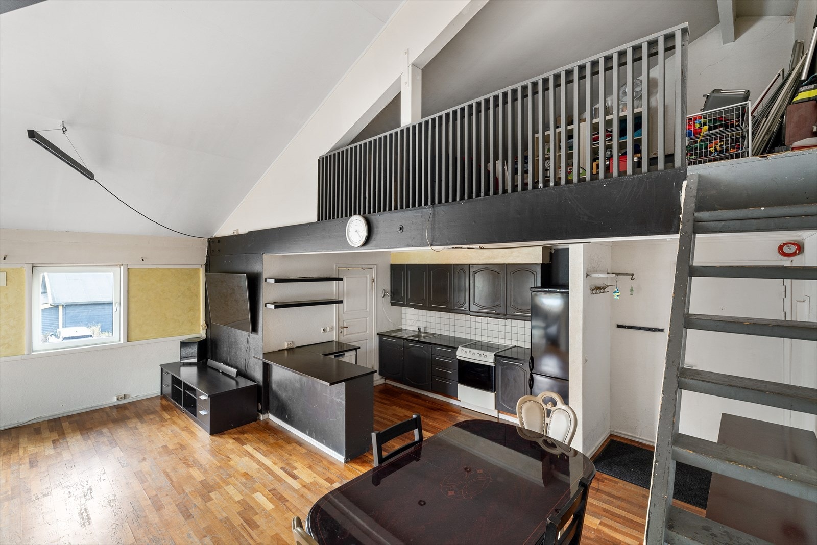 Den generøse himlingshøyden bidrar til en luftig atmosfære. Galleribilde