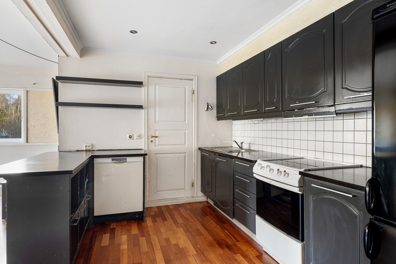 Det er avsatt plass til frittstående kjøl/ fryseskap, komfyr og oppvaskmaskin Galleribilde