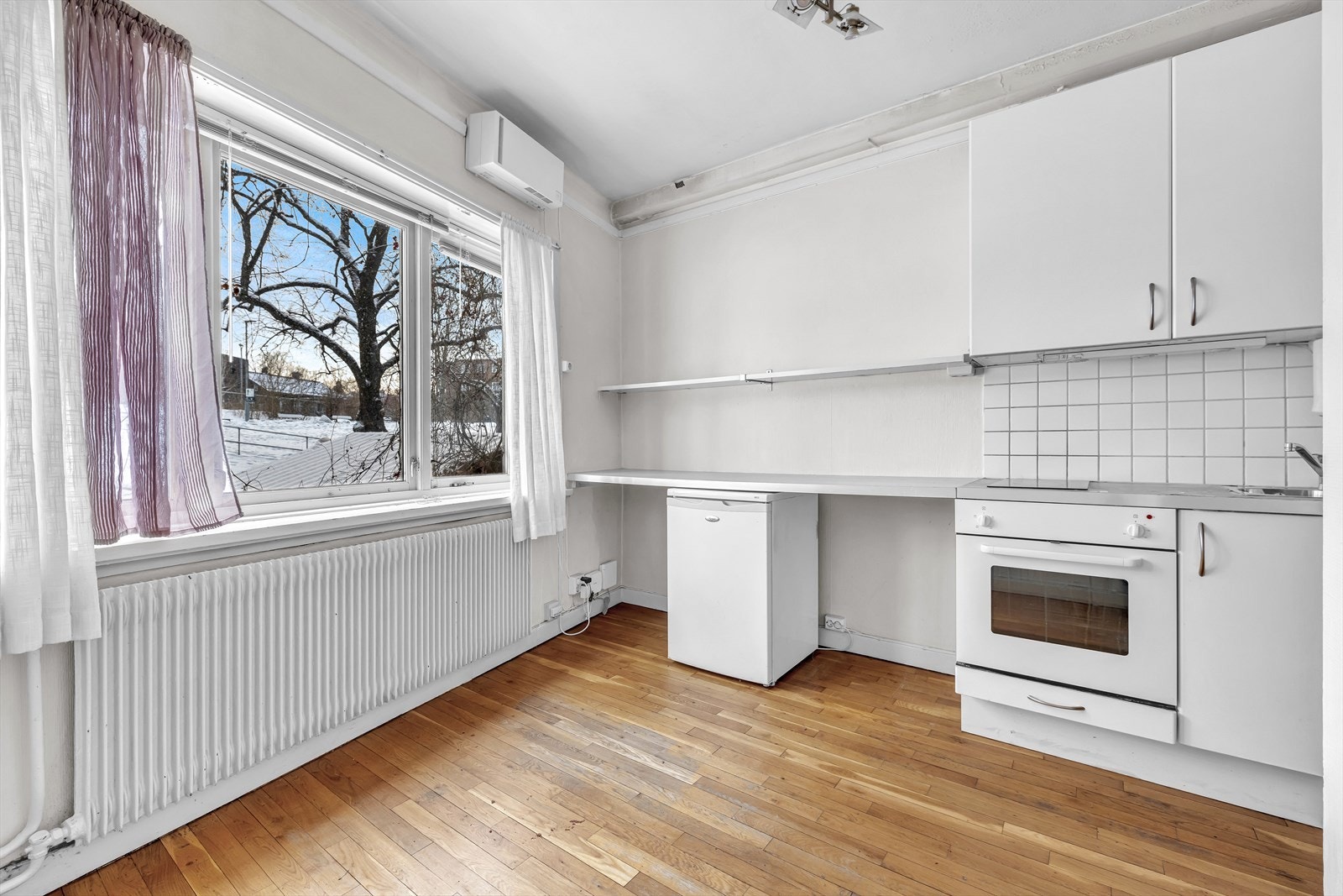 Store vindusflater gjør at boligen føles mer luftig Galleribilde