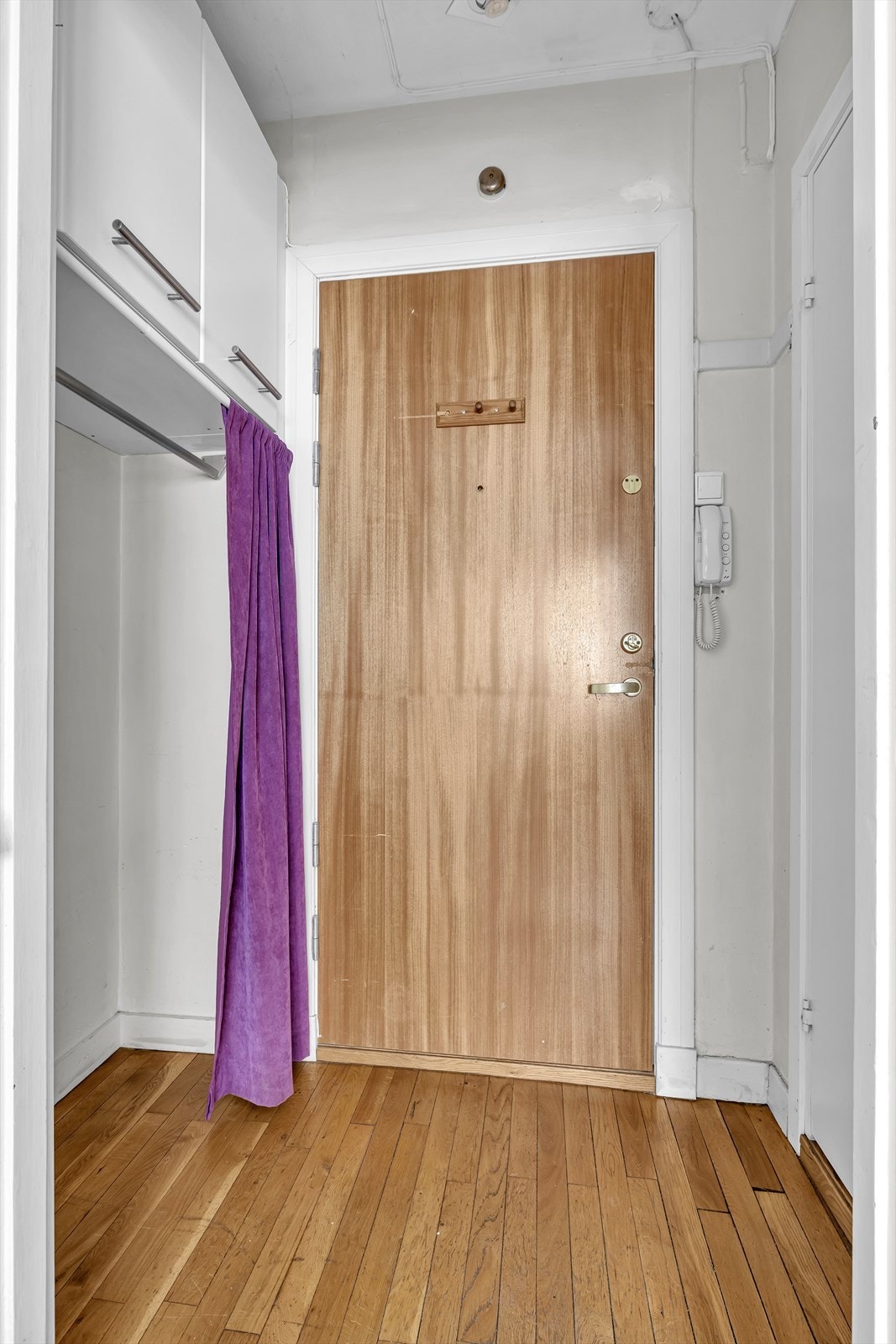 Velkommen inn! I entréen er det plass til å henge fra seg yttertøy og sette fra seg sko Galleribilde