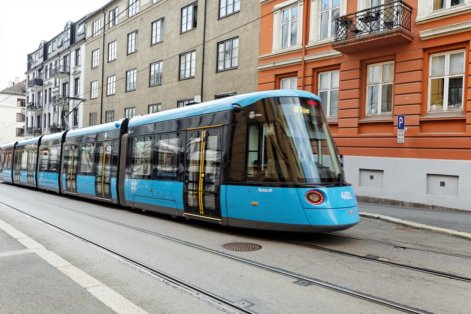 Kollektrivtrafikken er ikke langt unna med trikk på Adamstuen og buss og flybuss i Kirkeveien samt gangavstand til Majorstuen T-bane Galleribilde
