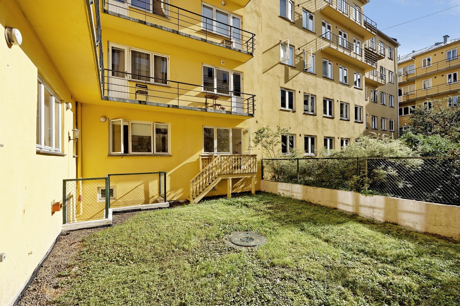 Sameiets bakhage. Utgang fra kjelleretasjen Galleribilde