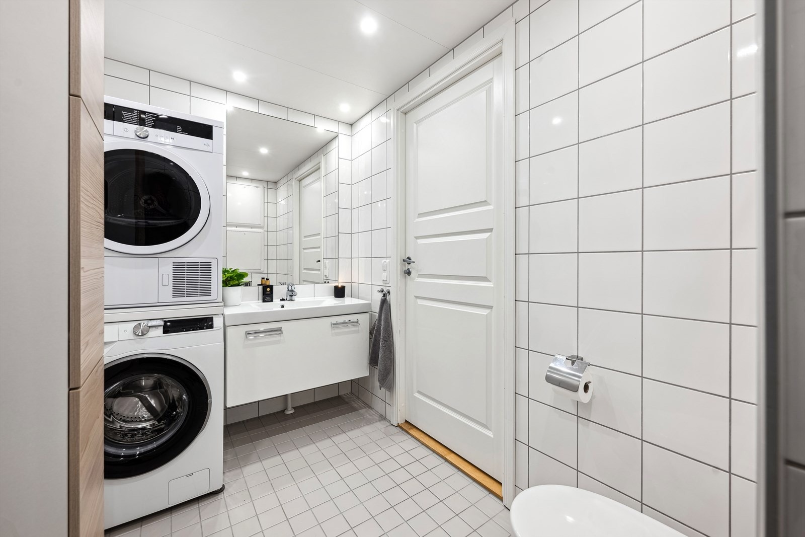 Her er det god plass til vaskemaskin og tørketrommel Galleribilde
