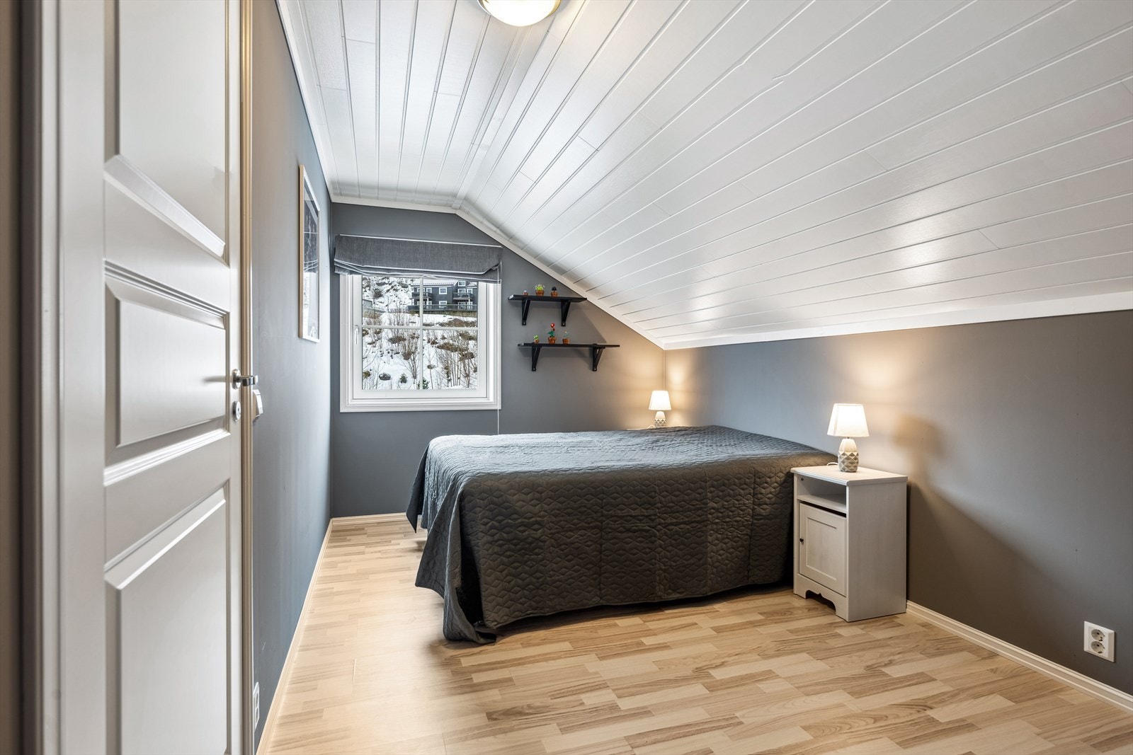 Det tredje soverommet befinner seg i loftsetg. og har god størrelse Galleribilde