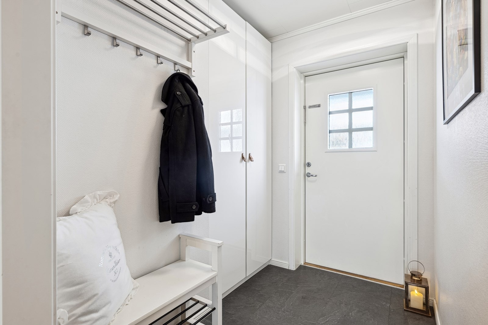 Boligen har praktisk vindfang med plass til å henge fra seg yttertøy. Skap medfølger. Galleribilde