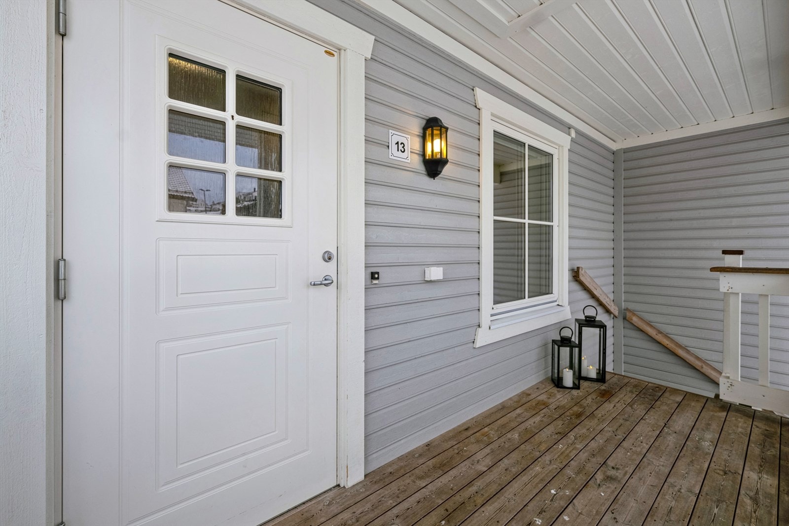 Inngangsparti med plass til utemøbler Galleribilde