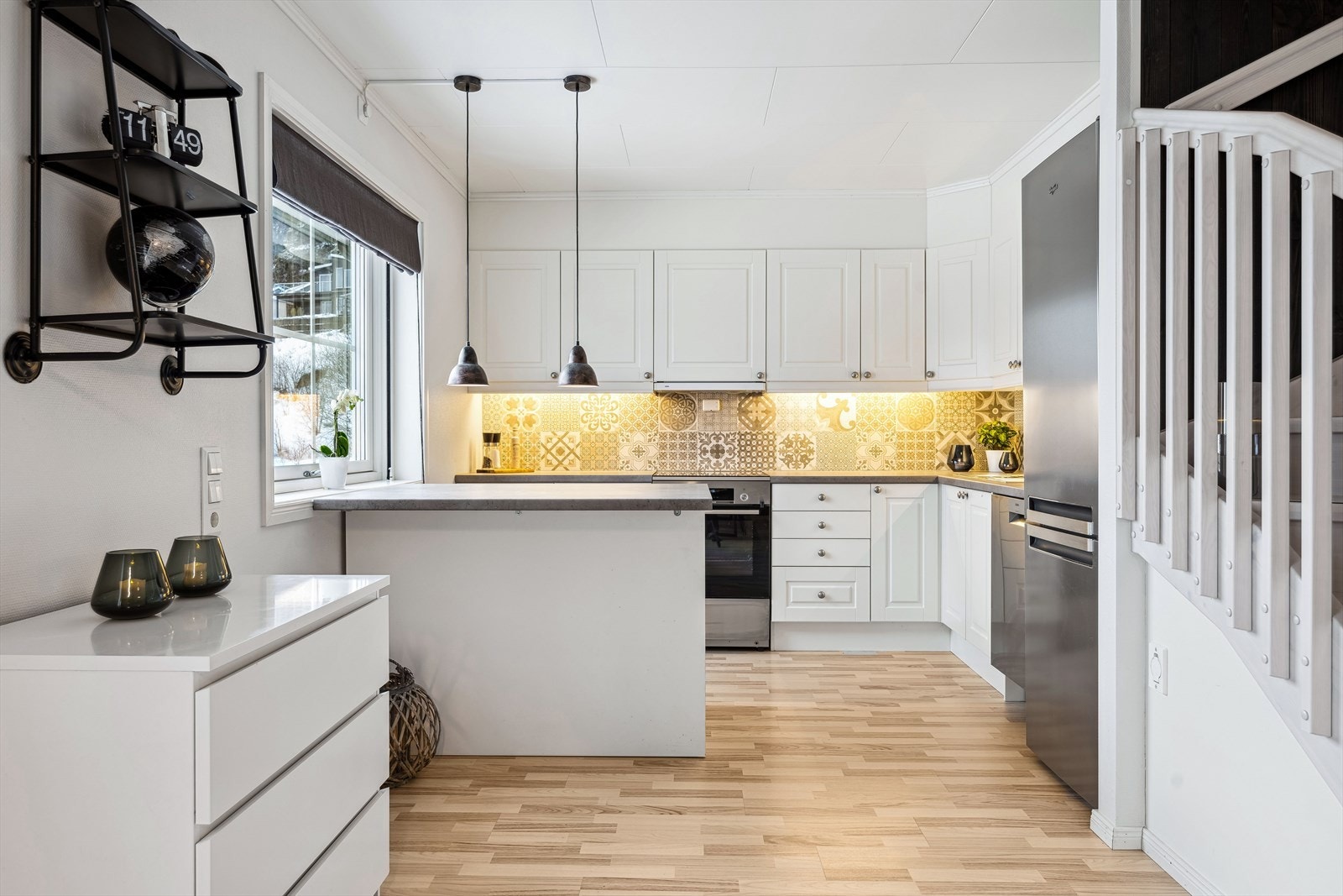 Kjøkkenet har pen innredning og hyggelig spiseplass ved kjøkkenøy Galleribilde