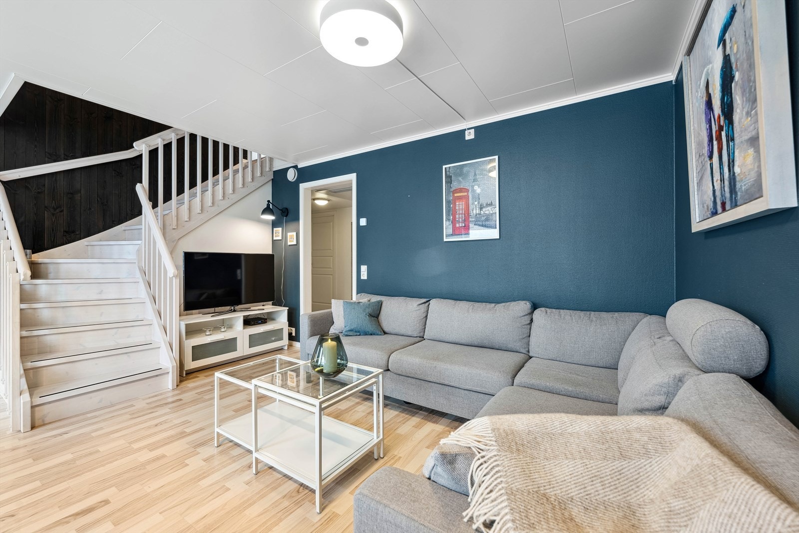 Fra stuen er det trapp opp til loftsetasjen Galleribilde