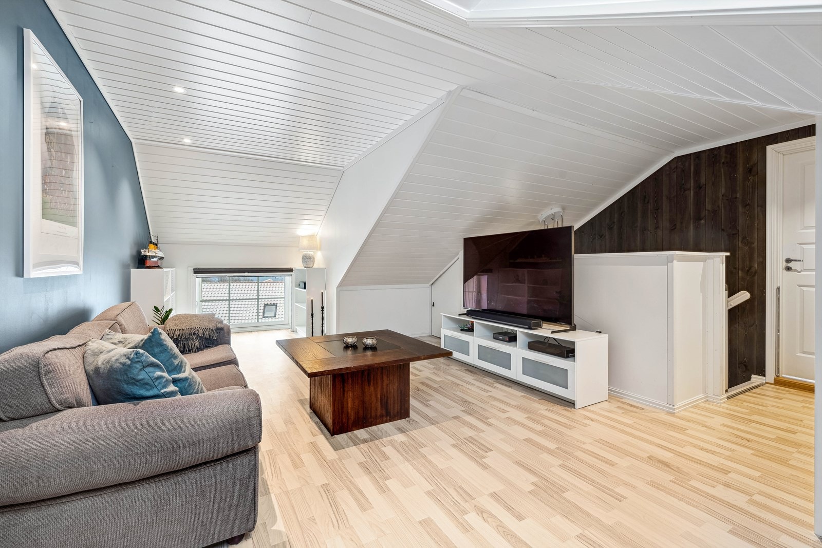 I loftsetasjen er det en stor og koselig loftsstue Galleribilde