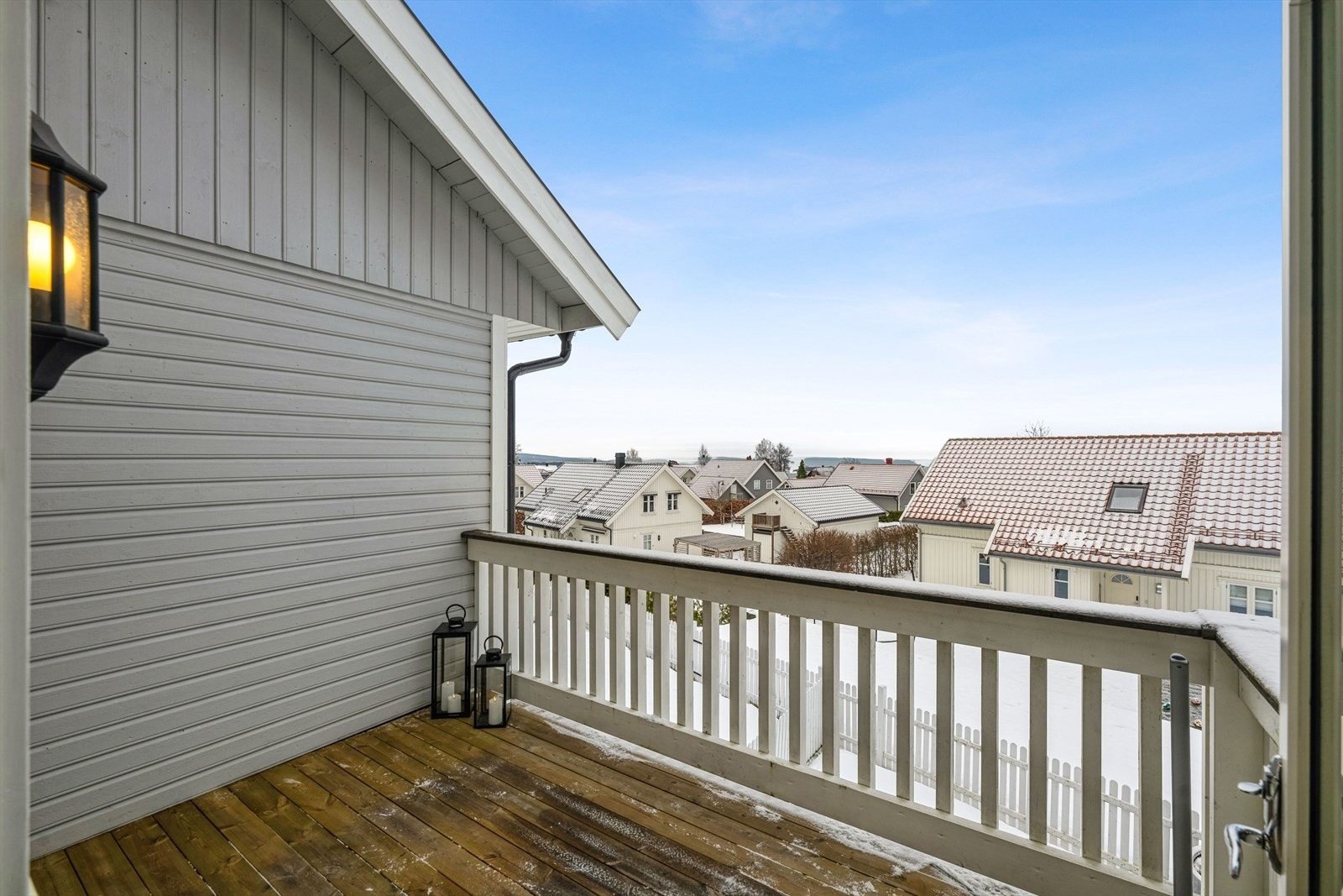 Balkongen er på 7,5 kvm med god plass til utemøbler Galleribilde