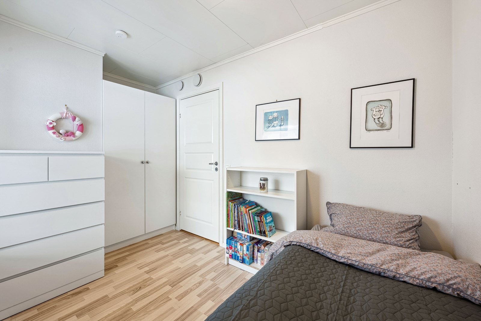 Garderobeskap medfølger Galleribilde