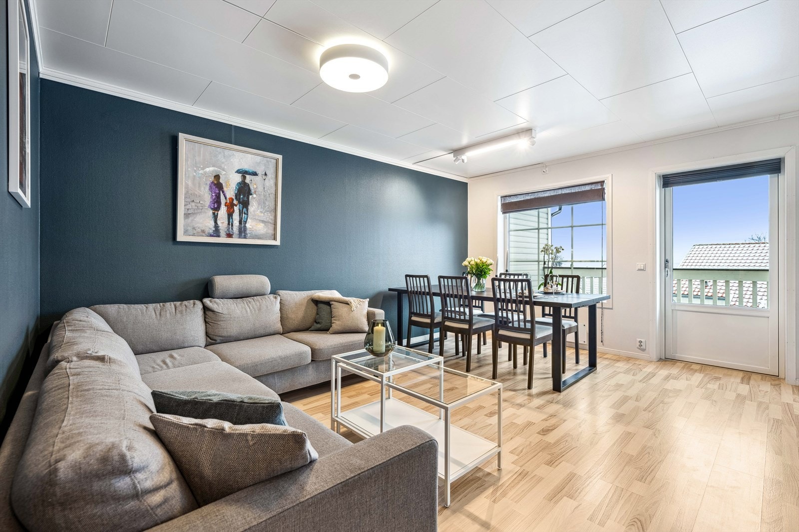 Boligen har en koselig stue med plass til både sofa og spisestue Galleribilde