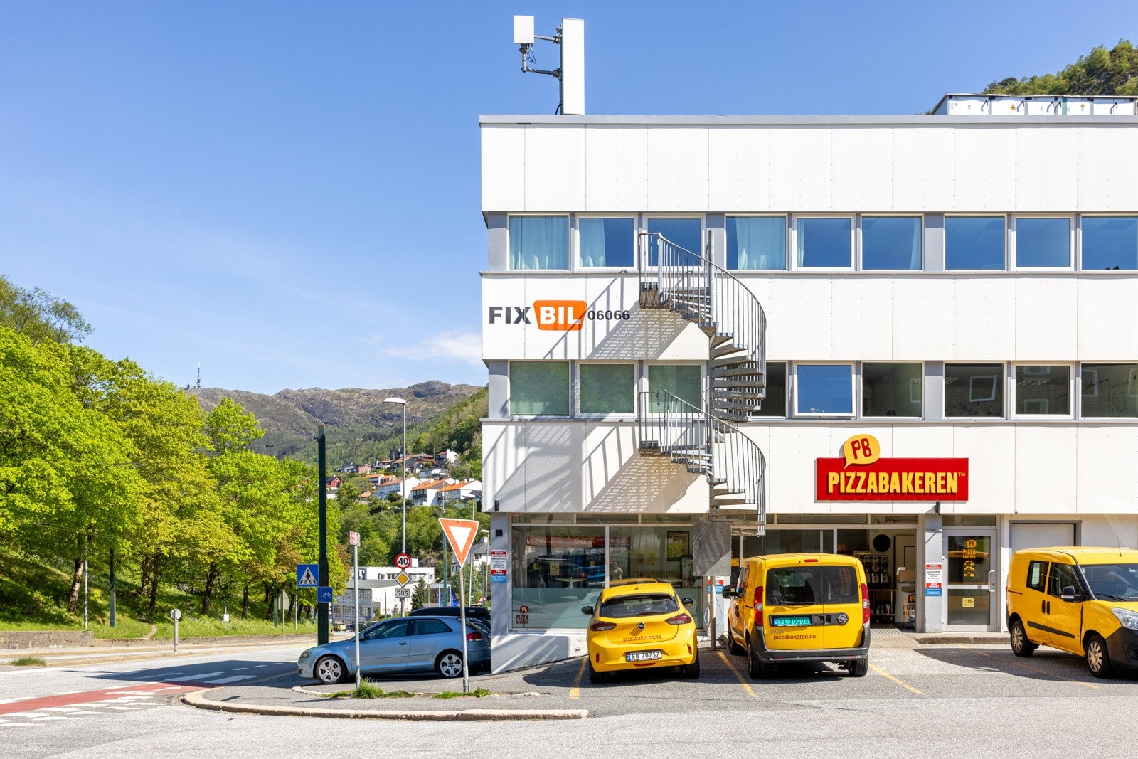 Pizzabakeren få minutters gange fra leiligheten. Galleribilde