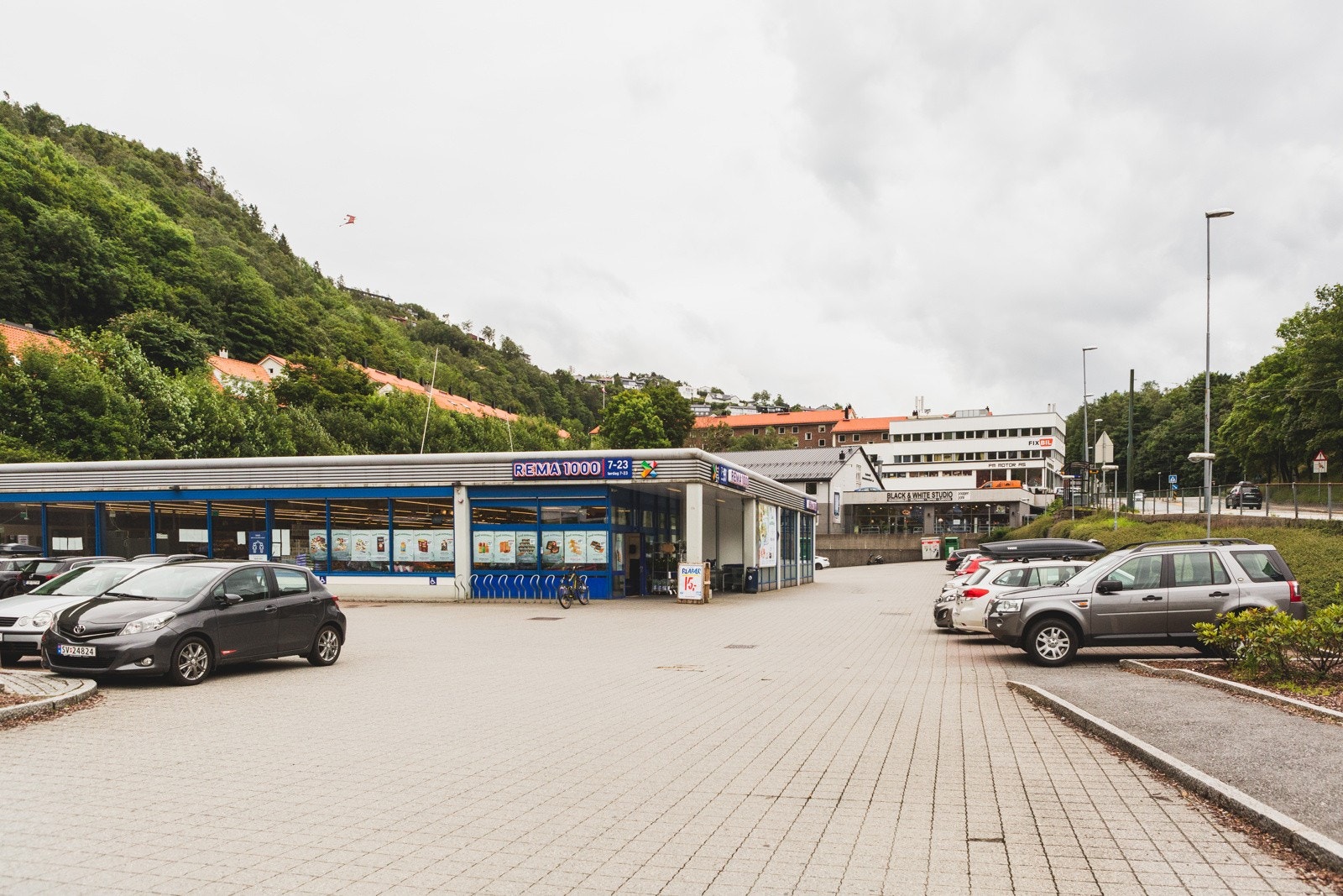 Rema 1000 få minutters gange fra leiligheten. Galleribilde