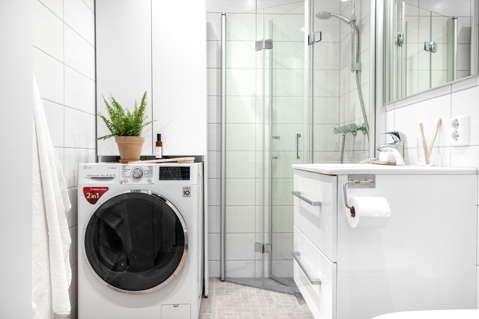 Badet er moderne og helfliset, med varmekabler i gulvet. Rommet måler 3,2 kvm. Galleribilde