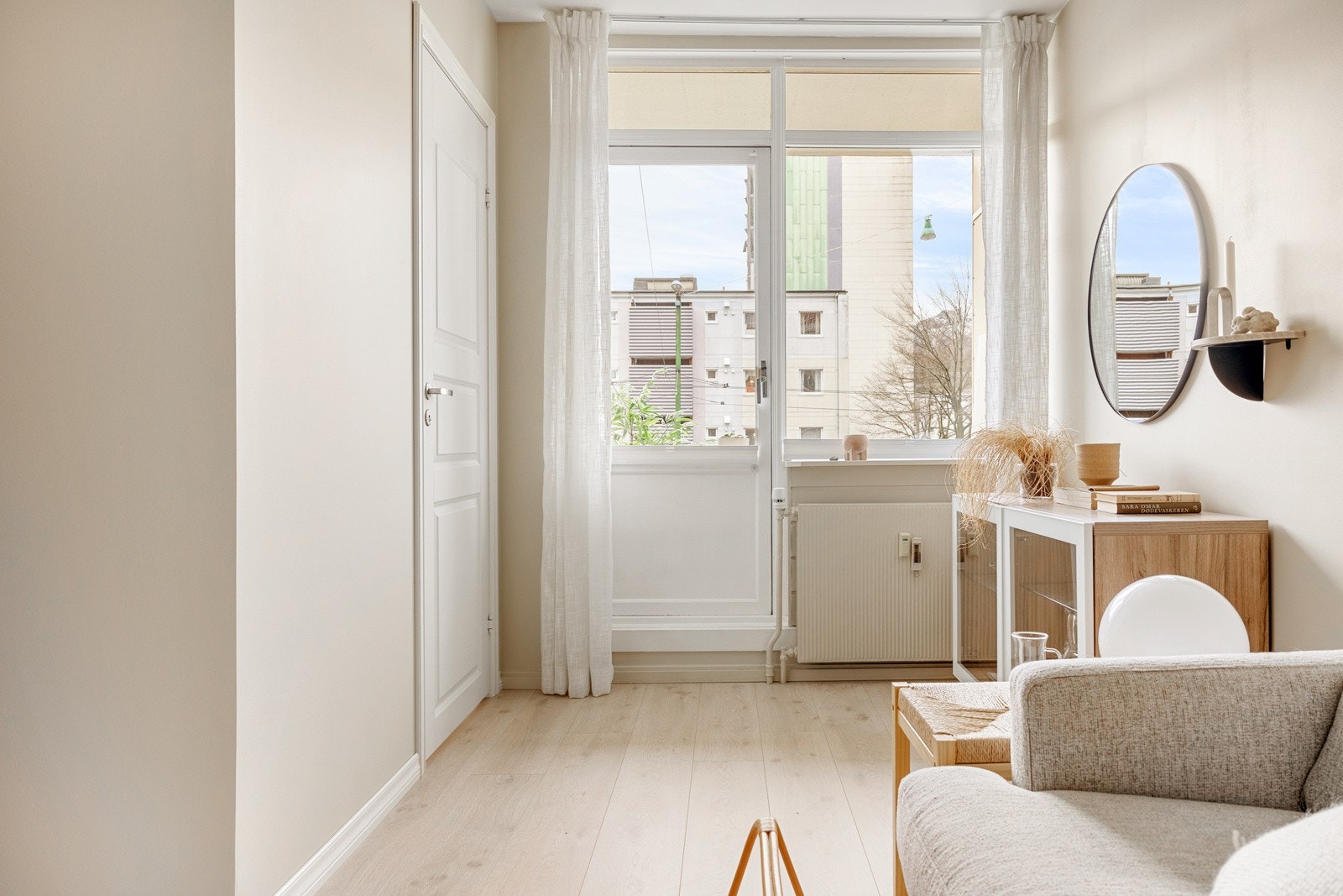 Stuen har en stor radiatorovn med fjernvarme som sørger for god varme. Fra stuen har du tilgang til balkongen Galleribilde