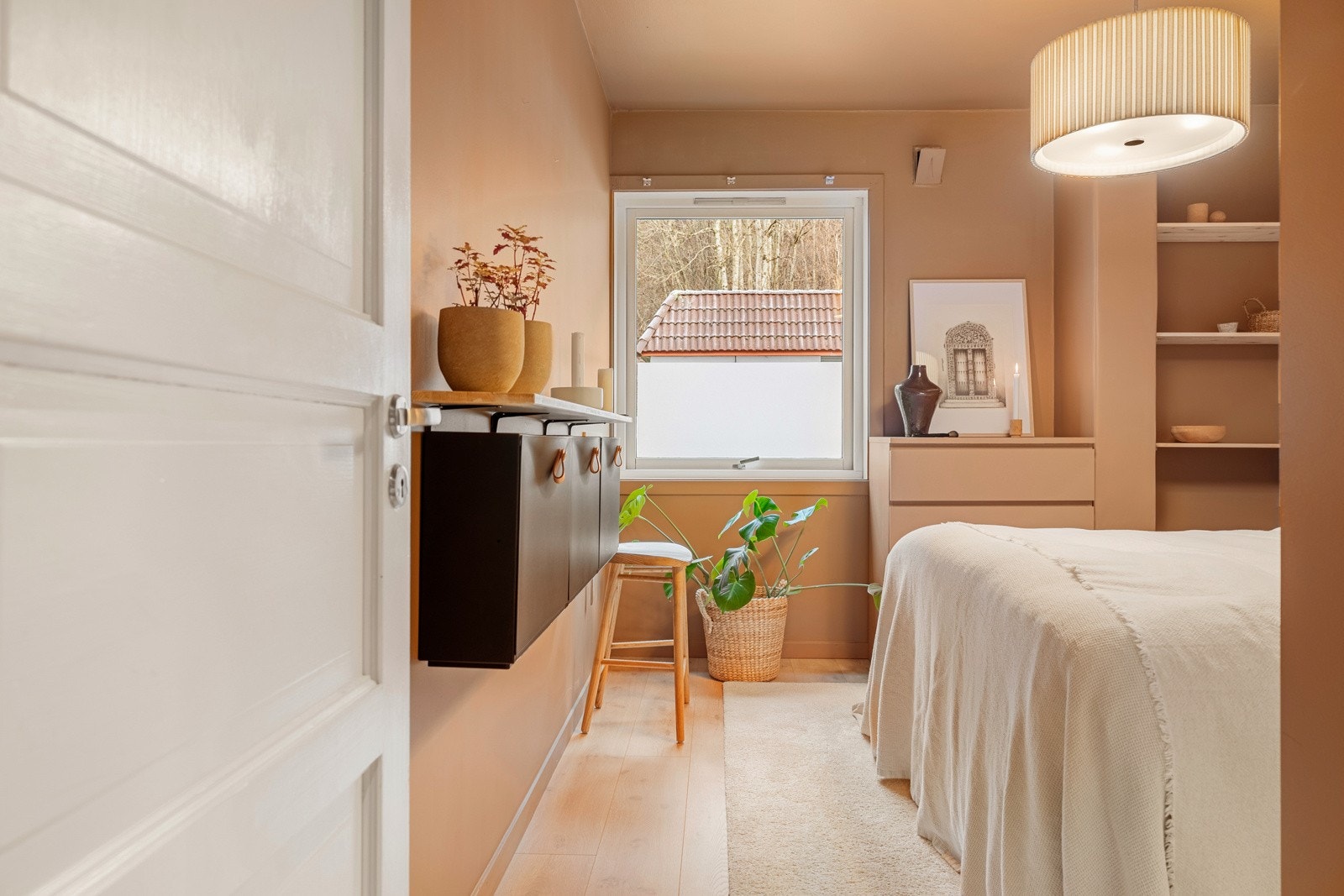 Leiligheten har to soverom, hvorav dette er hovedsoverommet. Galleribilde