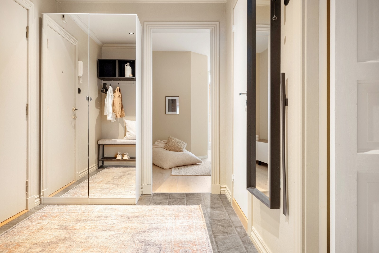 Entréen er utstyrt med innfelte downlights i taket, som ble byttet ut i 2023. Galleribilde