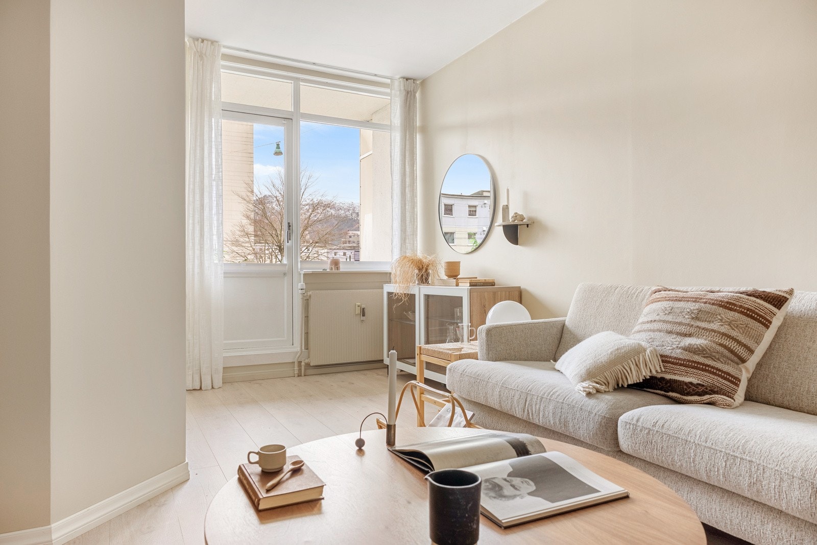 Videre kommer du til boligens hjerte - stuen. Rommet, som er på 16 m² Galleribilde