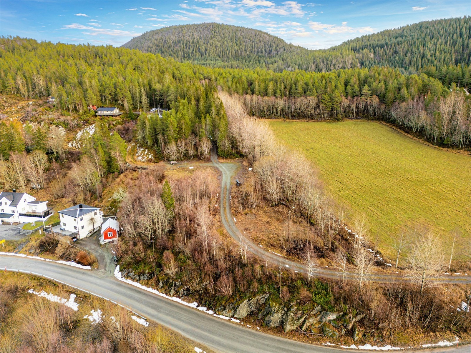 Velkommen til Råkvågveien 365 - og denne romslige tomten i naturskjønne omgivelser på Råkvåg! Galleribilde