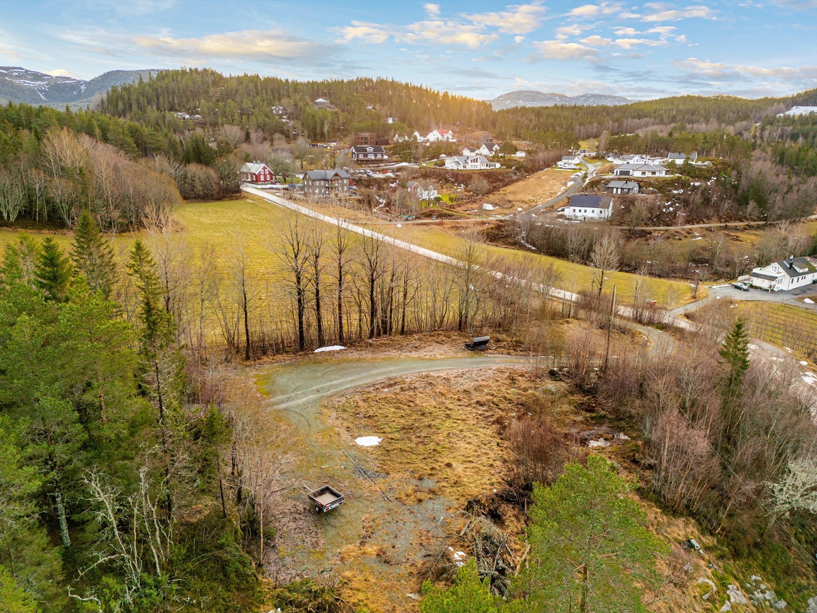 Eiendommen ligger skjermet til i Råkvåg - et idyllisk og naturskjønt tettsted beliggende i Indre Fosen, og er betraktet som et av Norges 20 best bevarte tettsteder. Galleribilde