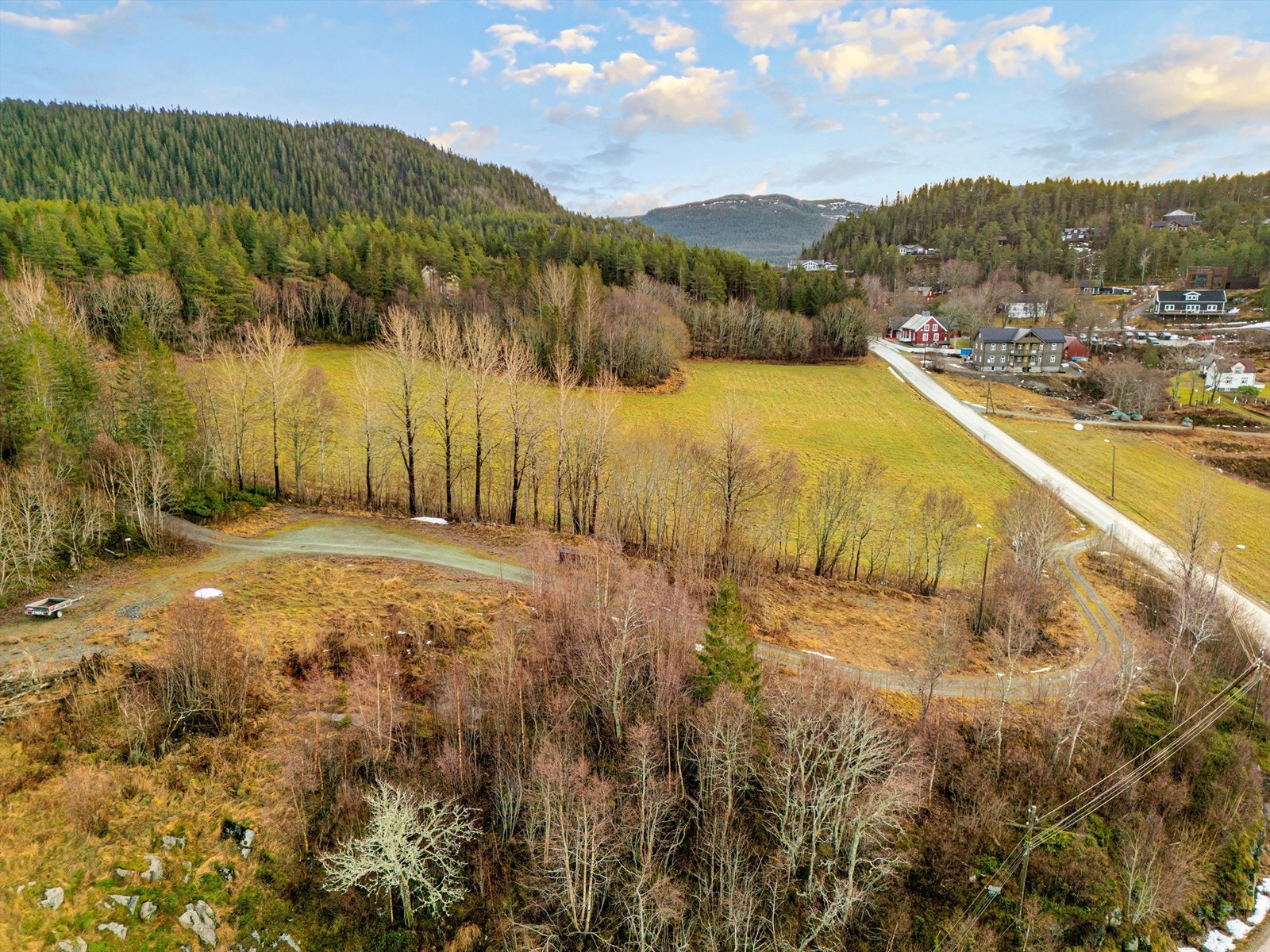 Råkvåg sentrum ligger kun en 15 minutters spasertur unna, der du blant annet finner den berømte Bryggerekka, kunst- og kulturutstillinger, flotte spisesteder, dagligvarebutikker, frisør, treningssenter, skole og barnehage. Galleribilde