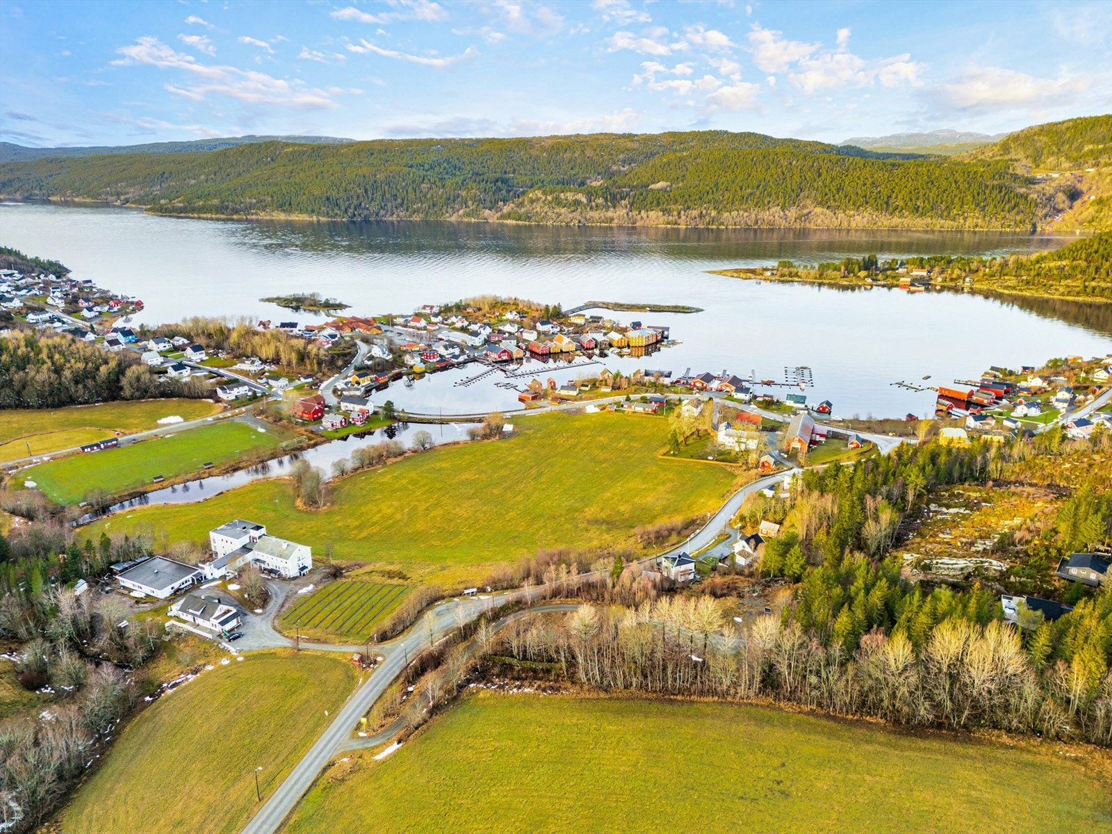 Ønsker man en dukkert byr Råkvåg på Øyskjæret badeplass, like gøy for store som for små. Galleribilde