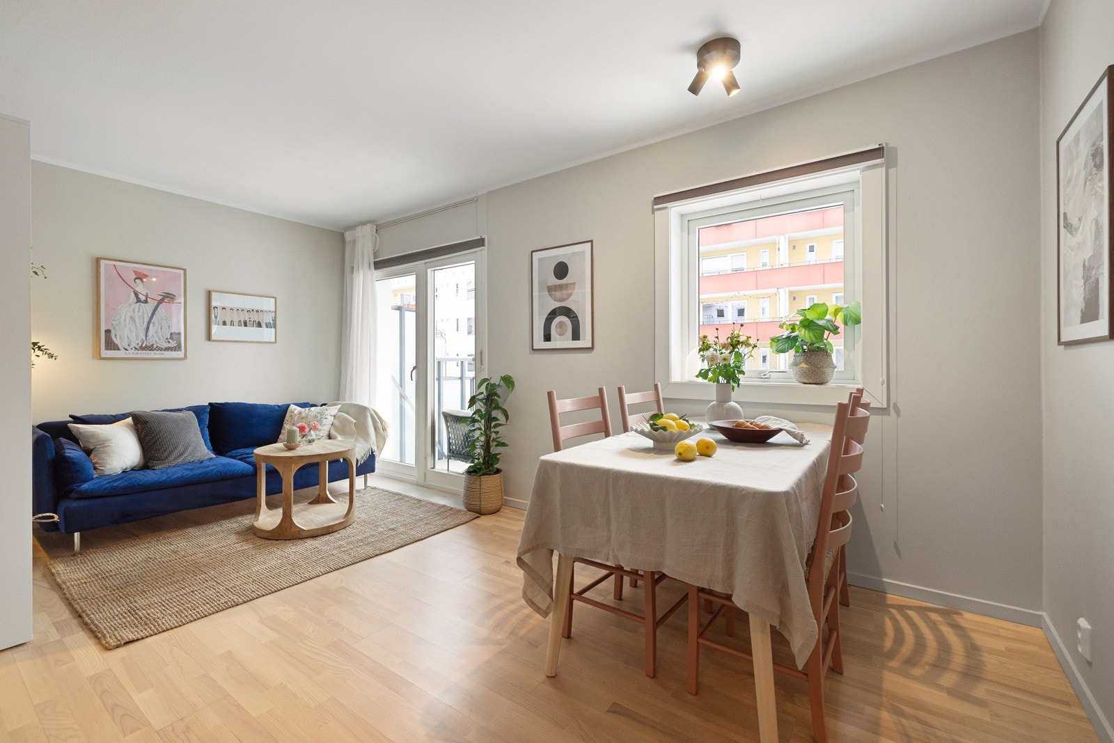 Vi gleder oss til å ta deg imot på visning i Nils Huus' gate 18! I 2022 fikk leiligheten en superkoselig balkong, så vi må nesten vise deg den først. Galleribilde
