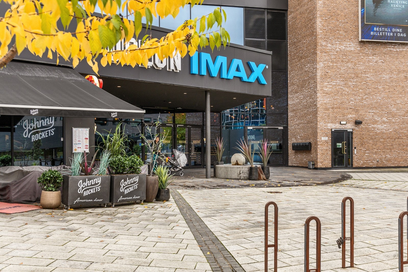 Du bor rett ved Storo! Området kan friste med alt av servicetilbud som blant annet SF Kino - ODEON med Norges eneste IMAX-sal, samt flere kafeer og spisesteder. Hit sykler du til på 5 min Galleribilde