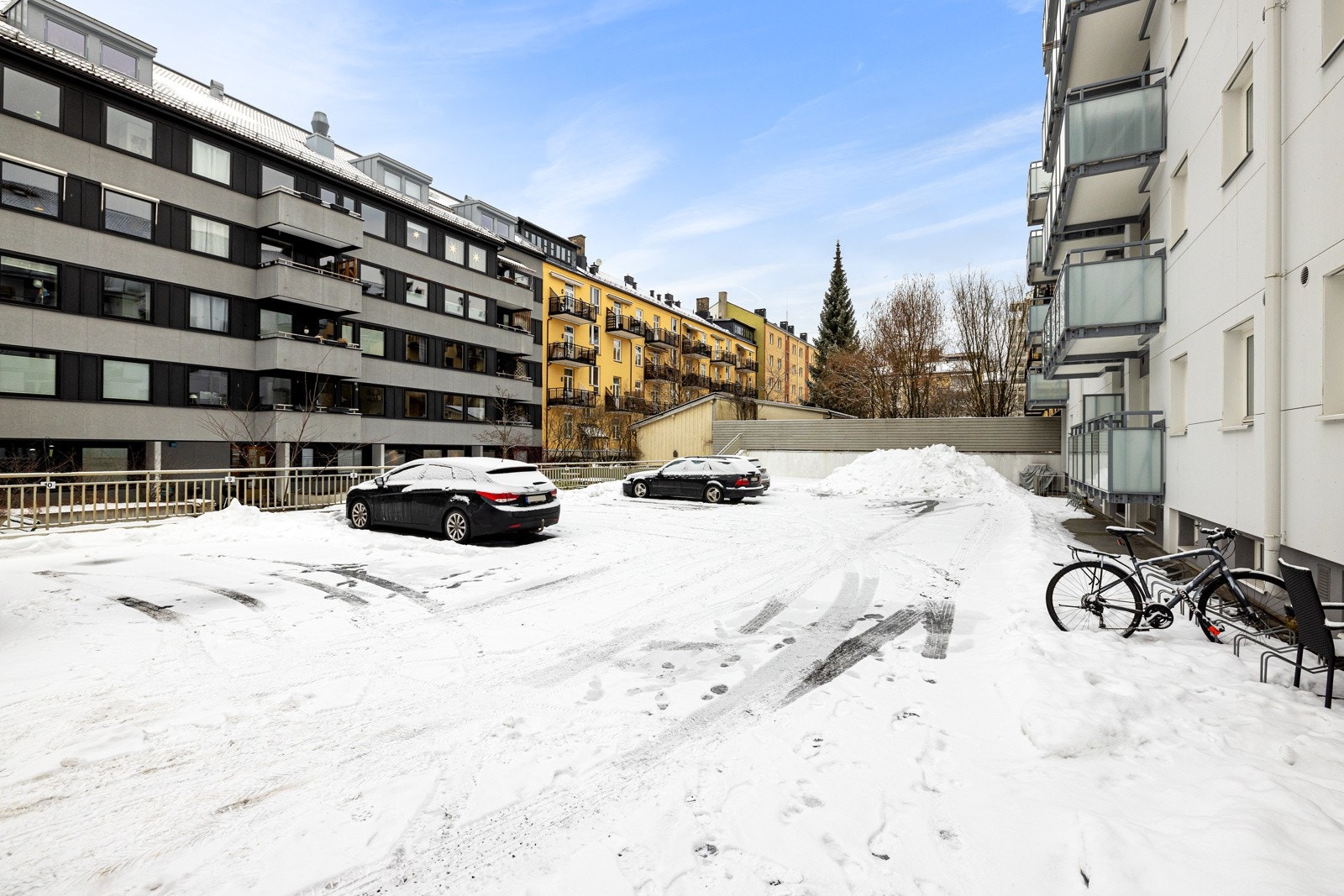 Her må du bruke bittelitt fantasi, men se for deg en platting i enden av tomta her, uten hauger av snø. Plattingen innredes med sittegruppe, hvor det er hyggelig å sitte. Galleribilde