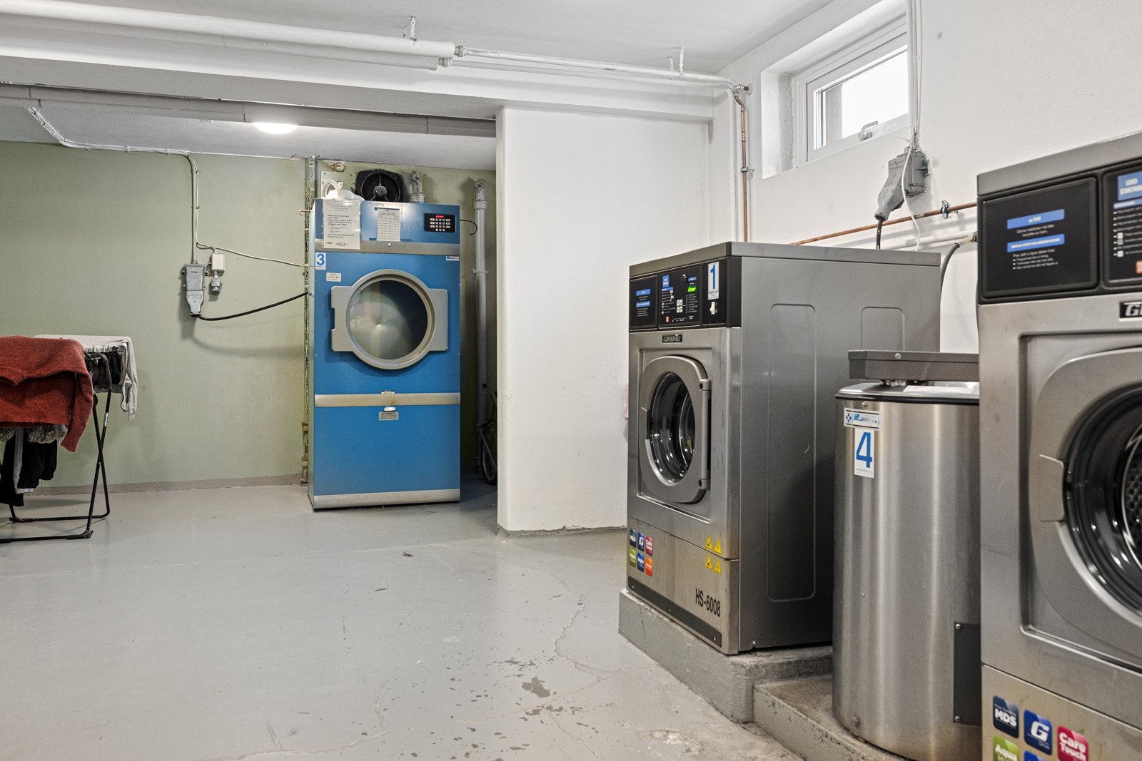 Stort fellesvaskeri i kjeller. Man reserverer tid og betaler for bruk. Se salgsoppgave for mer informasjon. Galleribilde